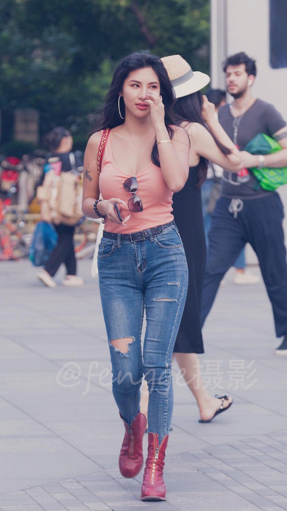 街拍:穿紧身牛仔裤的姑娘，身材微胖，气质阳光，令人难忘