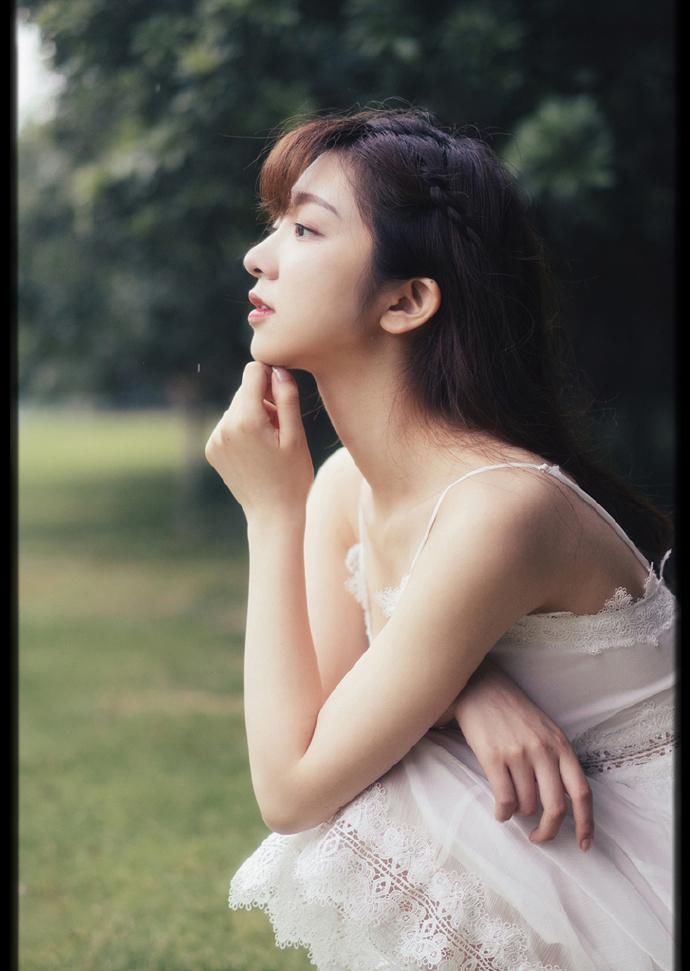 丰满大胸美女深V吊带性感写真图片