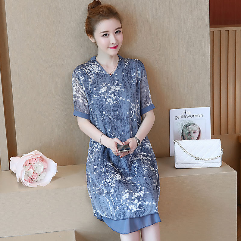 不是我吹，70后女人出门穿这样的美裙，配高跟，高挑迷人有气质