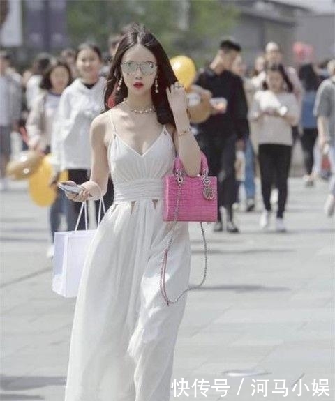 「小姐姐」优雅时尚的街拍:靓丽闪耀的美女,烘托出小姐姐魅力十足