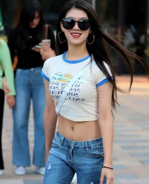  【美女】养眼女神街拍：笑容甜美的美女，一件白色短袖配蓝色牛仔裤，时尚达人气质