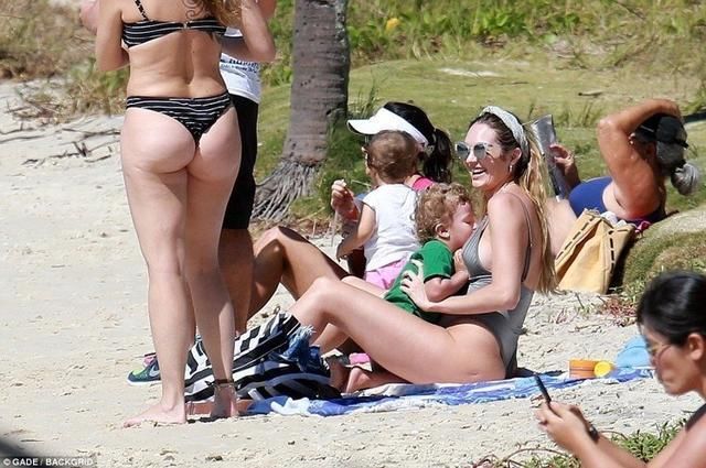 维秘天使超模海边晒比基尼，大胆展现凹凸身材