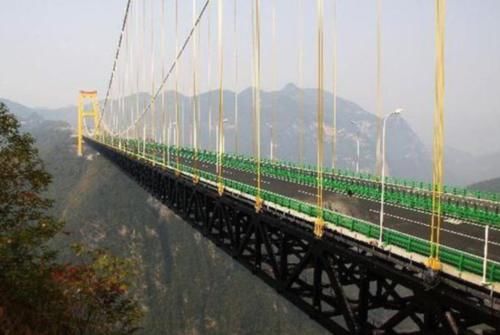  #不少#世界第一的“悬索桥”，动用“火箭”来修建，看了你可能