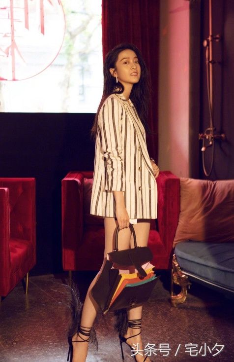 张雪迎近日现身活动，高跟凉鞋衬托出一双修长的美腿