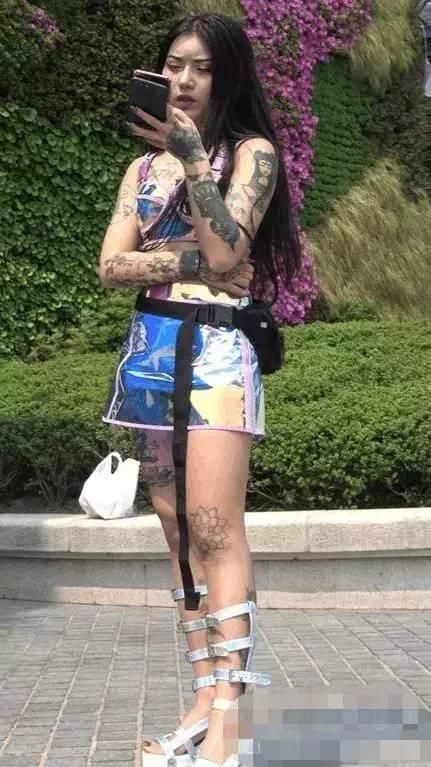 超性感短裙花臂女神,脚上穿的鞋太个性了,吸睛无数