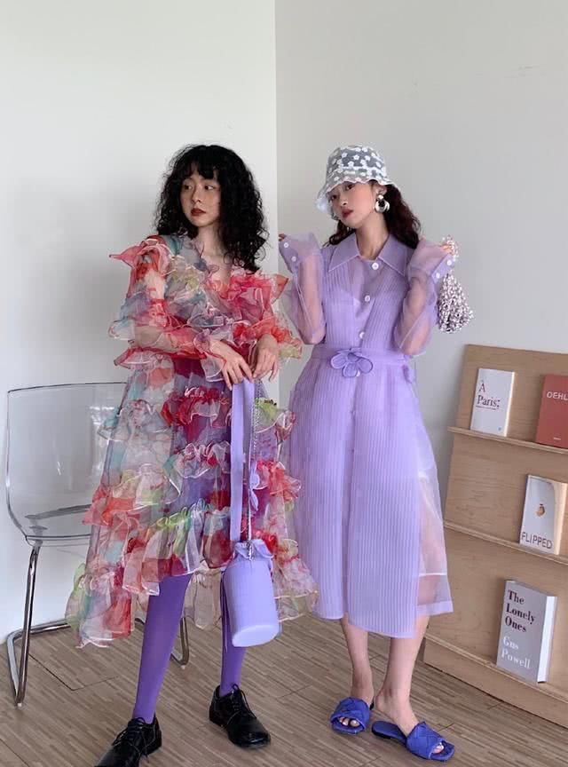 「时髦靓丽」闺蜜的春夏风情出游穿搭,色彩鲜明青春靓丽,明星潮人都在穿