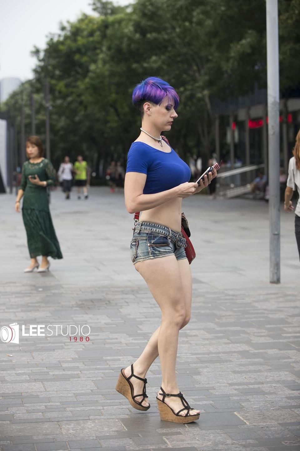 蓝加紫大胆的染色,再穿搭个热裤