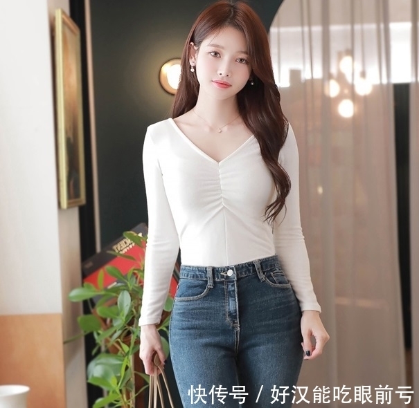  显得|巧搭牛仔裤，让造型显得简约精致，轻松提升你的外在美