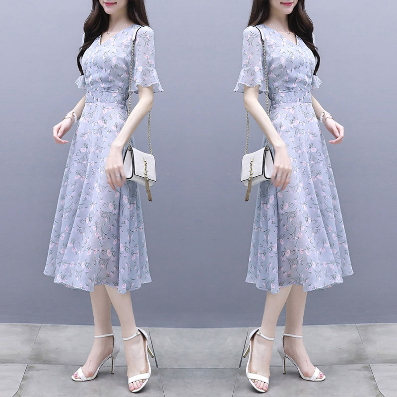 三伏天流行一种“冷淡风”，高雅又显年轻，上身女神范十足