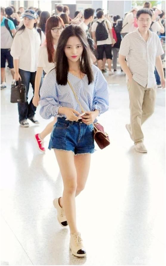 鞠婧祎短裤秀出大长腿,性感甜美,惹人喜欢