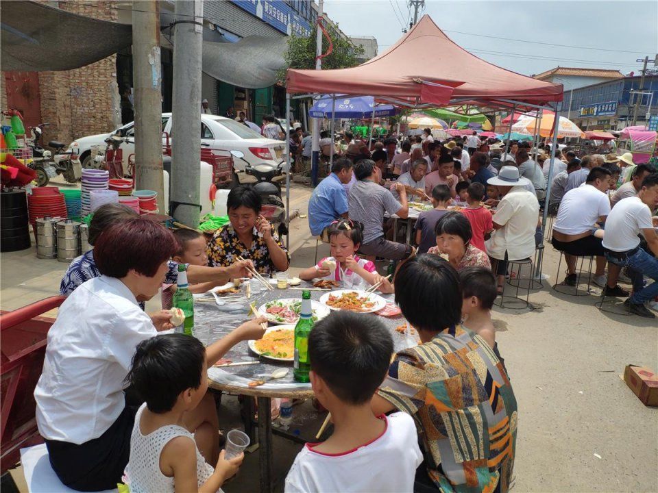 河南农村婚礼倡导节约,宴席最多只能十个菜,一