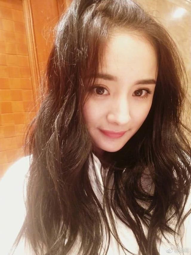 辟谣离婚后刘恺威杨幂首发博，女方晒甜美自拍力证感情