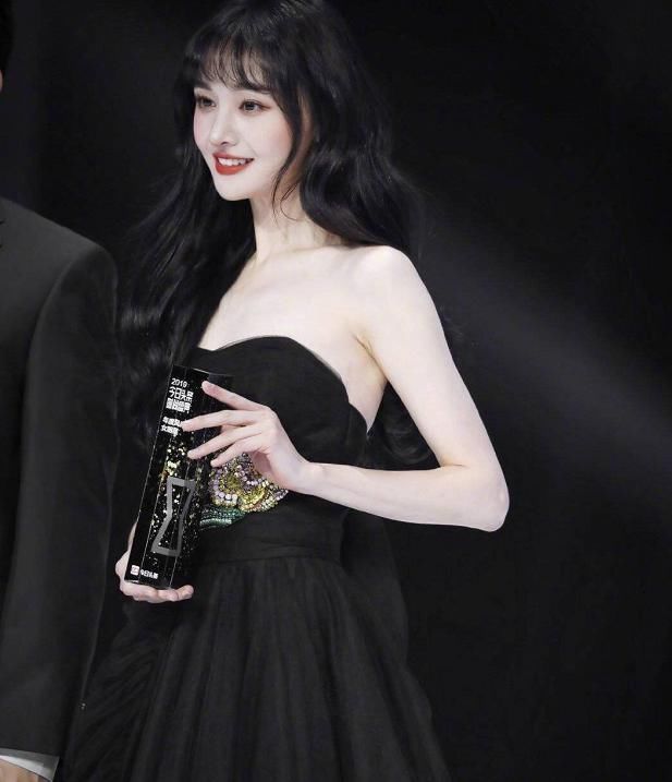 『传统』“中国风妆”火了, 浓眉大眼红唇, 尽显女性的传统美, 明星都化了