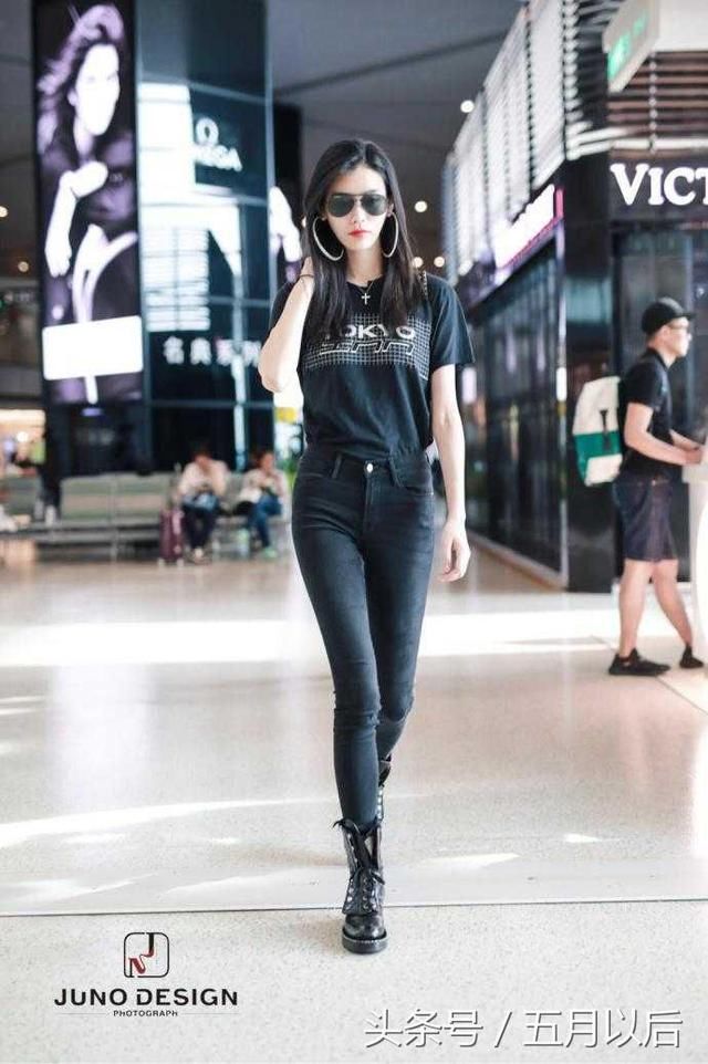 奚梦瑶不愧是超模,随便一穿就美成这样,不料却亮了脚踩的鞋子