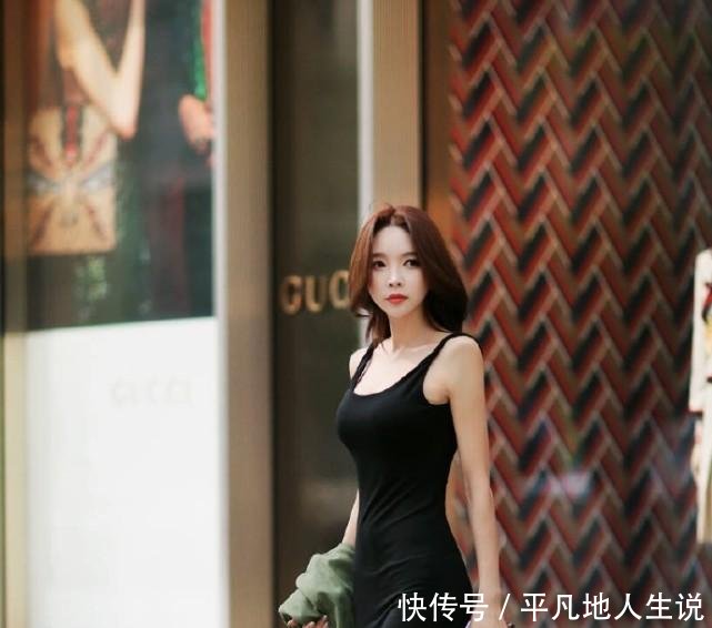 「 尽显」黑色装扮,尽显大气,街拍小姐姐妆容精致