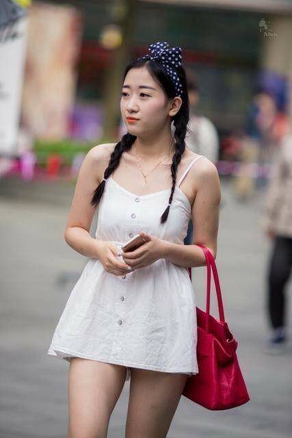 街拍：美女穿着简简单单，这一身清爽的搭配十分抢镜！