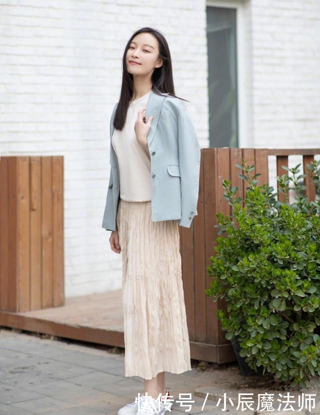  「女生」3种颜色穿出5种魅力！不需要花哨就很吸睛的搭配，特适合白皙女生