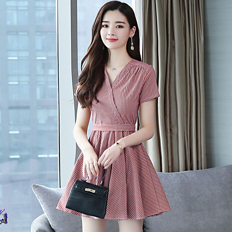 难怪妈妈越来越有贵妇味，原来是穿这样的气质A字裙，洋气精致