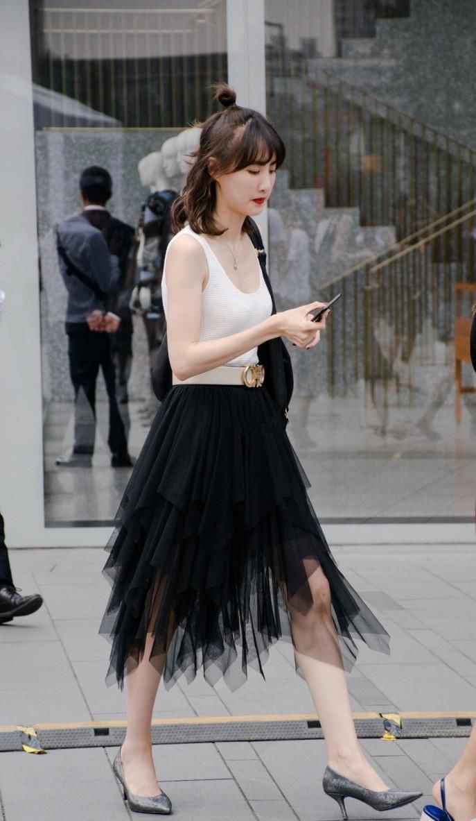 街拍 身材火辣的小姐姐，图4妹妹紧身T恤上衣让好身材完美展现!