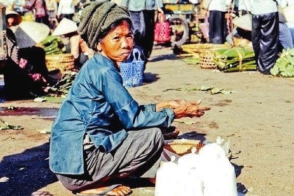 老照片：1969年的越南，芹苴市马路市场上的各种路边摊