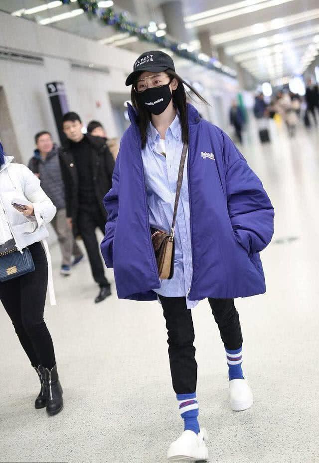 张天爱机场秀，28岁穿5岁小姑娘的衣服，网友：太可怕！