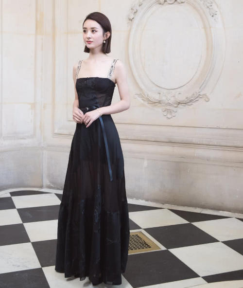 赵丽颖太厉害了吧，穿高腰装，这腰细得都能穿针眼儿了！