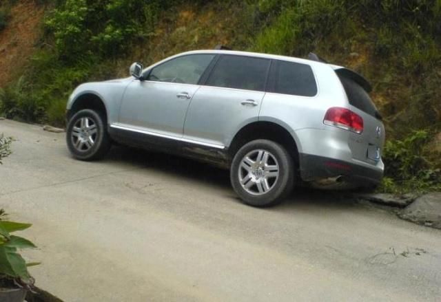 窄路开车不能全靠感觉，学会这这三招，窄路或不愁找不到车轮位置