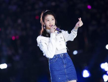 159鞠婧祎和173关晓彤同穿短裙，网友：老天爷真不公平！