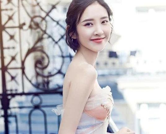 吴昕好不容易穿薄纱裙仙气一回，却撞衫了唐艺昕，尴尬了！