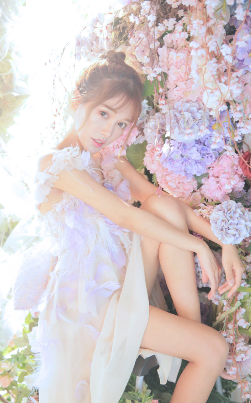 丸子头女孩性感抹胸裙写真