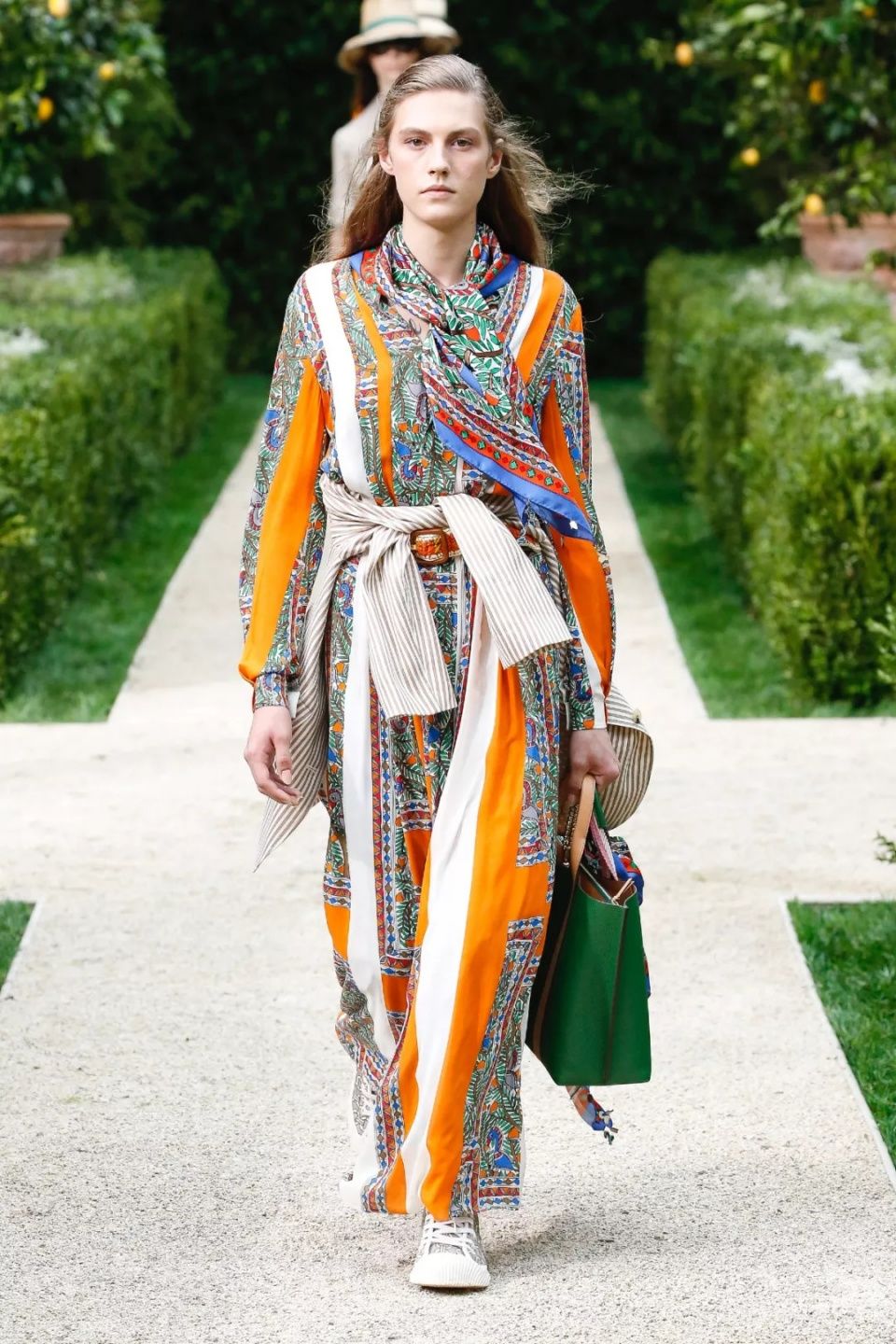 娜扎预测黄铜包边帆布鞋将成爆款，Tory Burch把浪漫融入运动风!