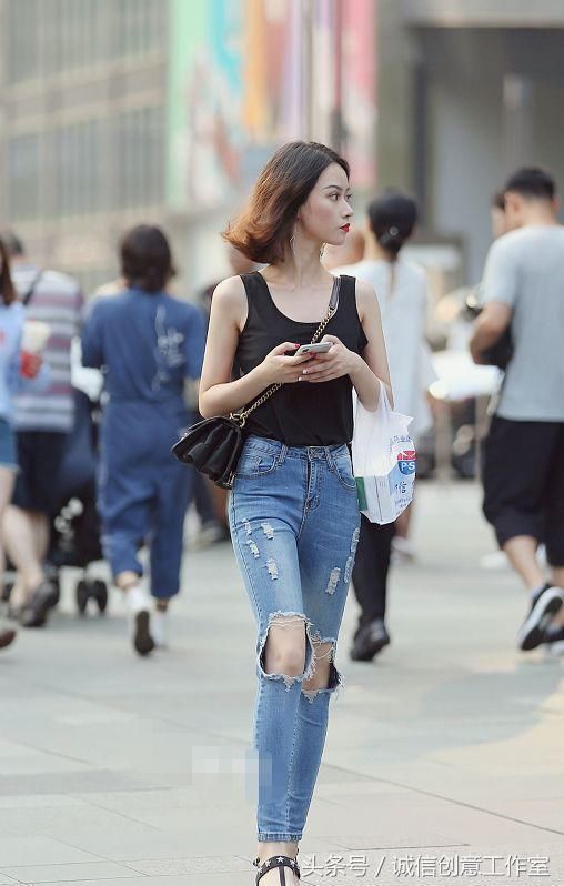 街拍：紧身裙美女靓丽十足，奢华精致，带来几分甜美的性感！