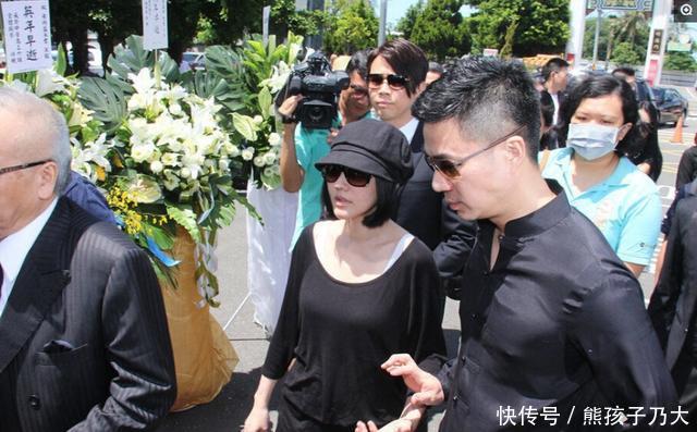 谢玲玲出席葬礼 t015f7ec7458685e31c.jpg?size=640x397