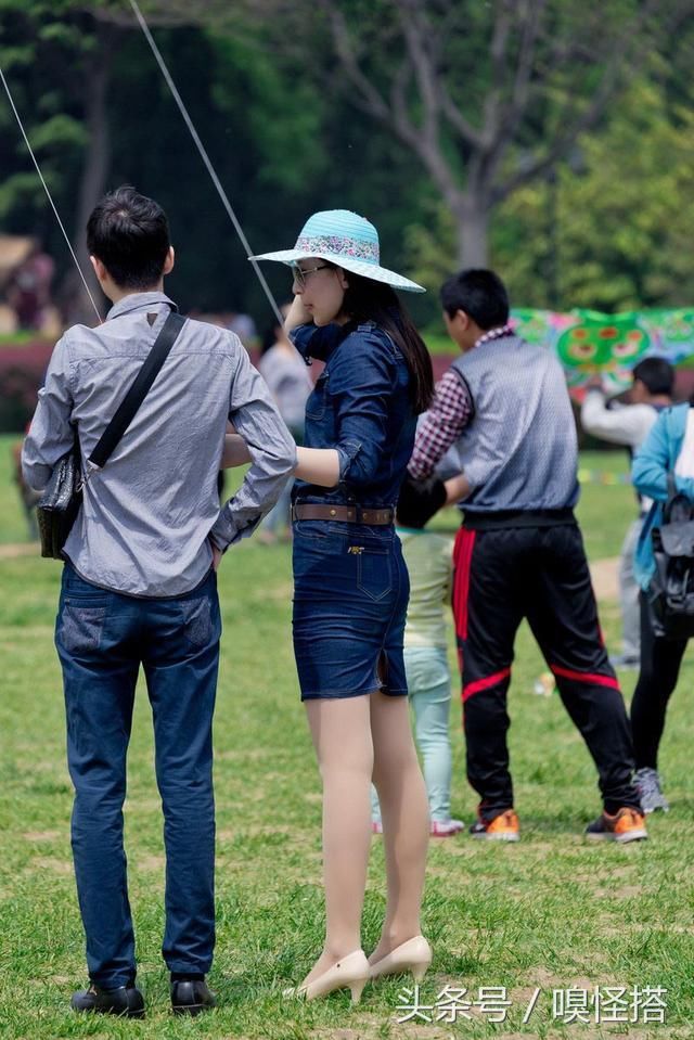 美脚搭配尖头高跟鞋，秀出白皙的大长腿，提升气质