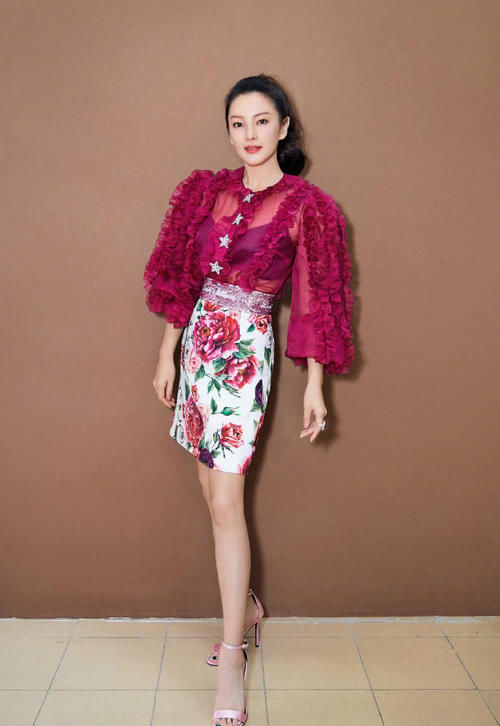 张雨绮印花包臀裙秀美腿，上身玫红透视装却穿出麒麟臂，扎心啦！