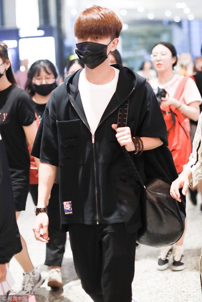 奶爸任嘉伦成功驾驭厚重刘海嫩出水 口罩遮面挎包包遭迷妹追拍
