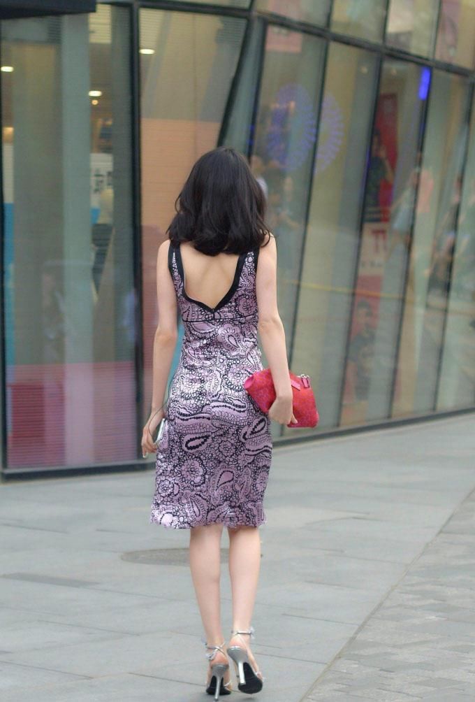 街拍美女:小姐姐穿紧身裙裹出丰腴肉感的臀部曲线，大露背很迷人