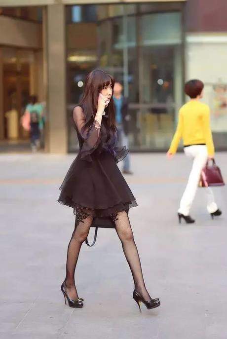 穿睡衣上街的女人，也没有长腿美女撩人，真心美哭了！