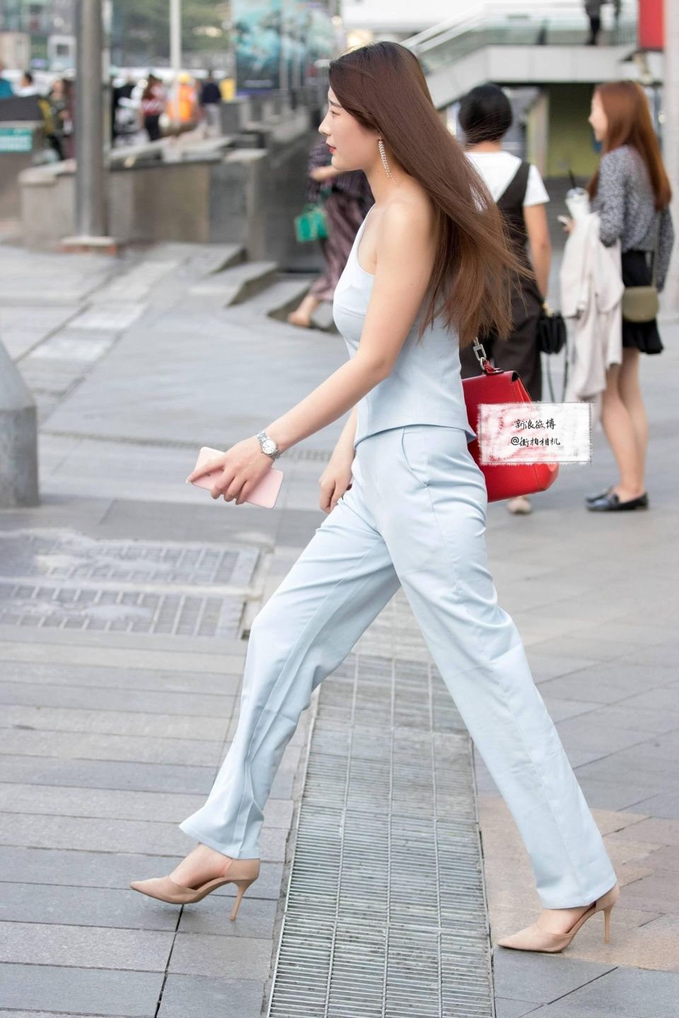 一点点街拍：美女走路英姿飒爽，非常有气质感，身材也很苗条