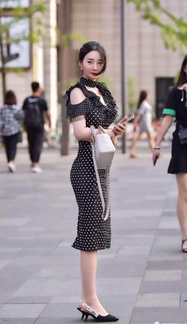 『展现』春天穿连衣裙搭配高跟鞋的姑娘，展现好身材和风度翩翩的气质