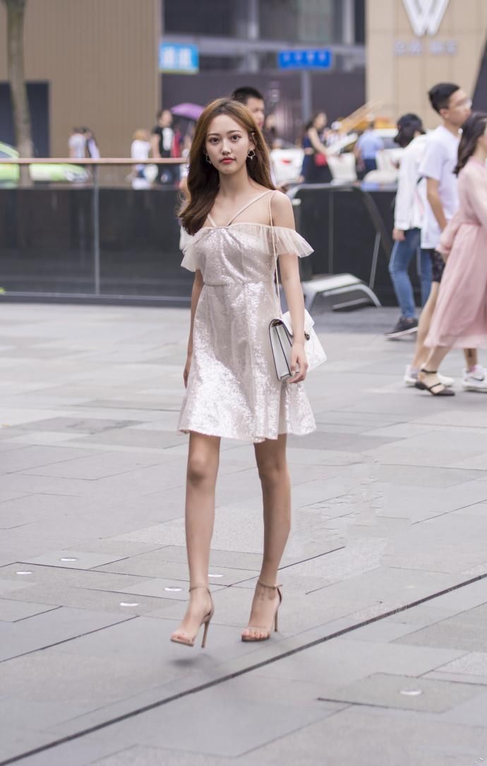 街拍美图 美女穿女人味的银色露肩连衣裙，有种欲语还休的诱惑感