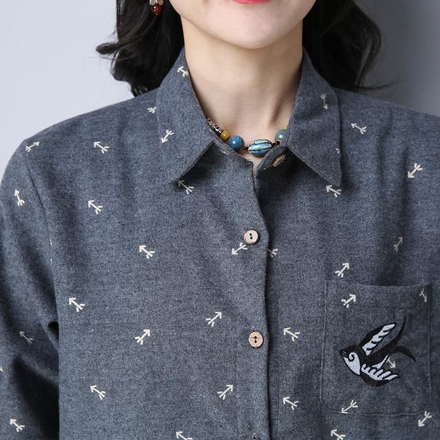 妈妈去趟上海旅游，回家把真丝裙全扔了！换上超减龄的开衫