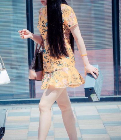  「倩影」街拍:倩影迷人美女,一袭黄色印花连衣裙配高跟鞋,尽显迷人气息