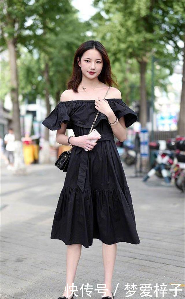 「迷人」路人街拍,靓女十分优雅迷人,穿黑色的西装裙,更加楚楚动人