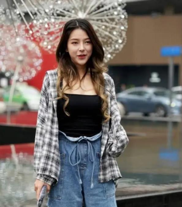 『 女人味』一条黑色的吊带连衣裙，时尚魅力女人味，街拍：气质高雅的小姐姐