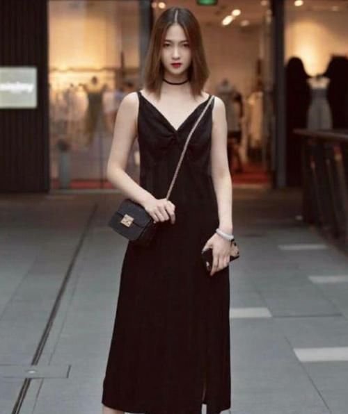  『眉清目秀』街拍：眉清目秀的美女，一条浅色连衣裙外搭灰色外套，时尚靓丽美