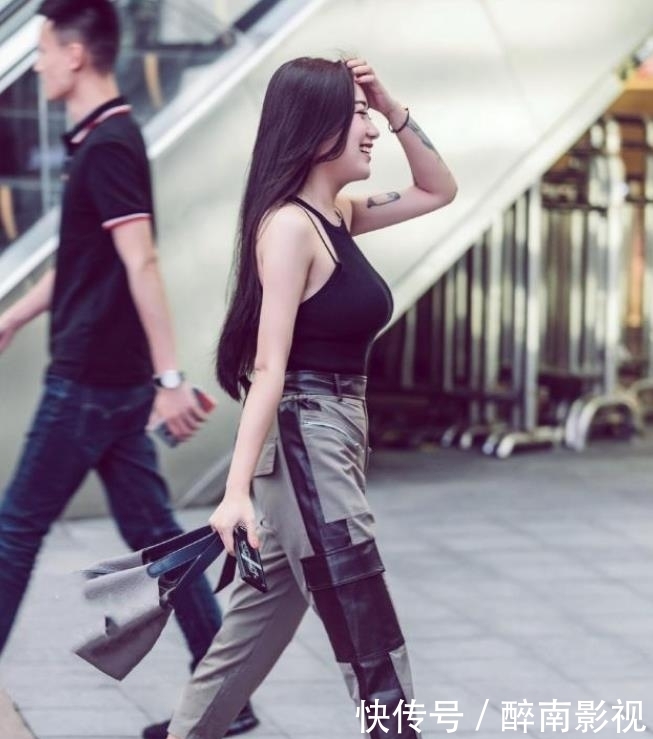  #有型#美女街拍：柔美娇俏的小姐姐，时尚的穿搭，更加甜美有型！