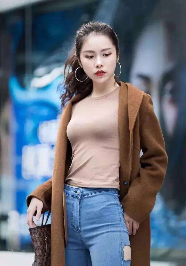 街拍：小姐姐正面看着挺正经的，牛仔裤的破洞让你青春无限