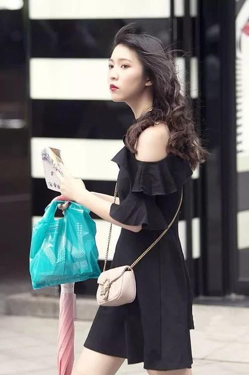  【迷人】美女街拍：漂亮小姐姐们的新潮穿搭，靓丽时尚又迷人