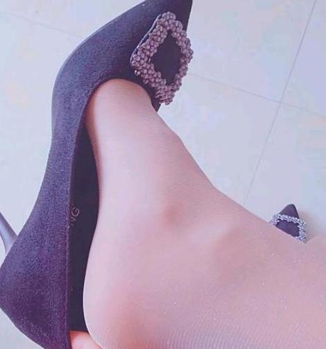 细跟鞋是女人的标志，并且乐此不疲地享受它带来的自信与美丽